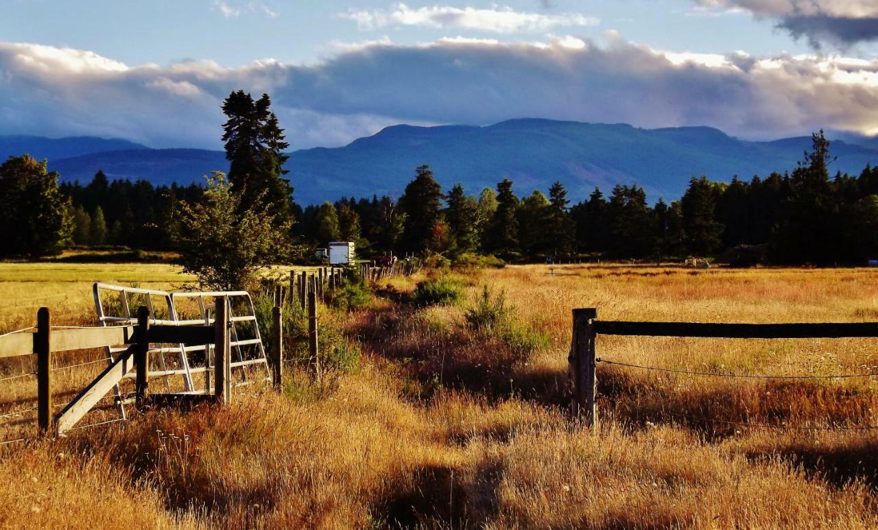Paradise Acres Ranch Nanoose Bay Екстериор снимка